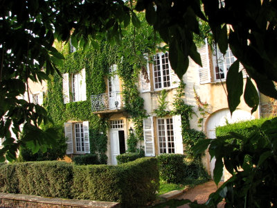 La maison - petit djeuner dans le jardin