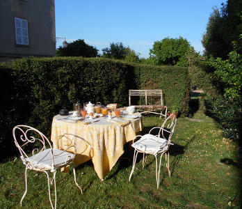 La maison - petit djeuner dans le jardin