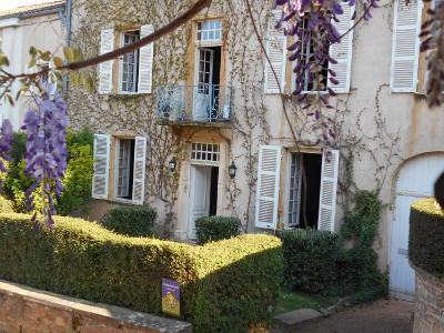 La maison - petit djeuner dans le jardin